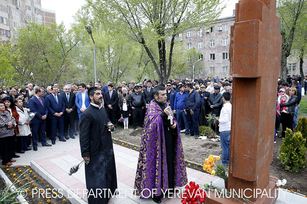 Հայոց ցեղասպանության զոհերի հիշատակը հավերժացնող խաչքար՝ Աջափնյակ վարչական շրջանում