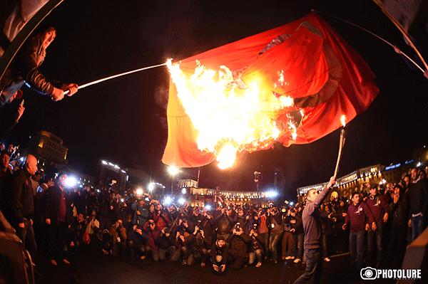 Ջահերով երթի մասնակիցները վառեցին Թուրքիայի դրոշը. (Ֆոտոշարք, տեսանյութ)