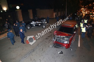 Վարորդը Range Rover-ով հարվածել է ՀՀ նախագահի նստավայրի առջև ծառայություն կատարող ոստիկանության ավտոմեքենային. shamshayn.com