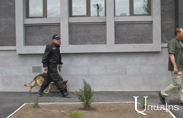 Ոստիկանական շներ ՝ Գյումրիում նախագահի անվտանգությունը ստուգելու համար