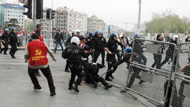 Ստամբուլում մայիսմեկյան երթի մասնակիցների ու ոստիկանների միջև բախումներ են տեղի ունեցել. Ermenihaber.am (Տեսանյութ)