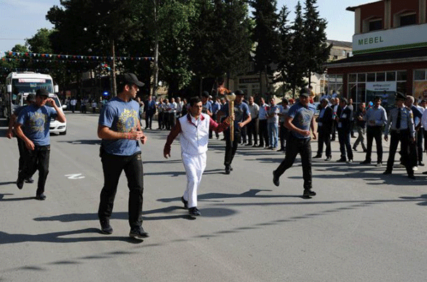 Ադրբեջանում պետական հիմնարկների աշխատողներին ստիպում են գնալ- կանգնել ջահի ճանապարհին
