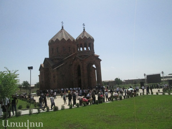 Գագիկ Ծառուկյանը ուշացումով եկավ Հովիկ Աբրահամյանի կառուցած եկեղեցու բացմանը (ֆոտոշարք)