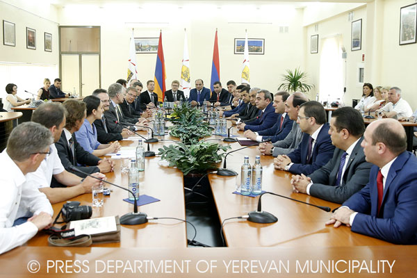 Տարոն Մարգարյանը հանդիպել է ԳԴՀ 12 քաղաքների քաղաքապետերի պատվիրակության հետ