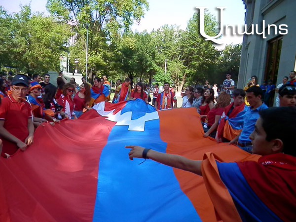 Արցախցի ֆուտբոլասերները եկել են երկրպագելու Հայաստանի հավաքականին