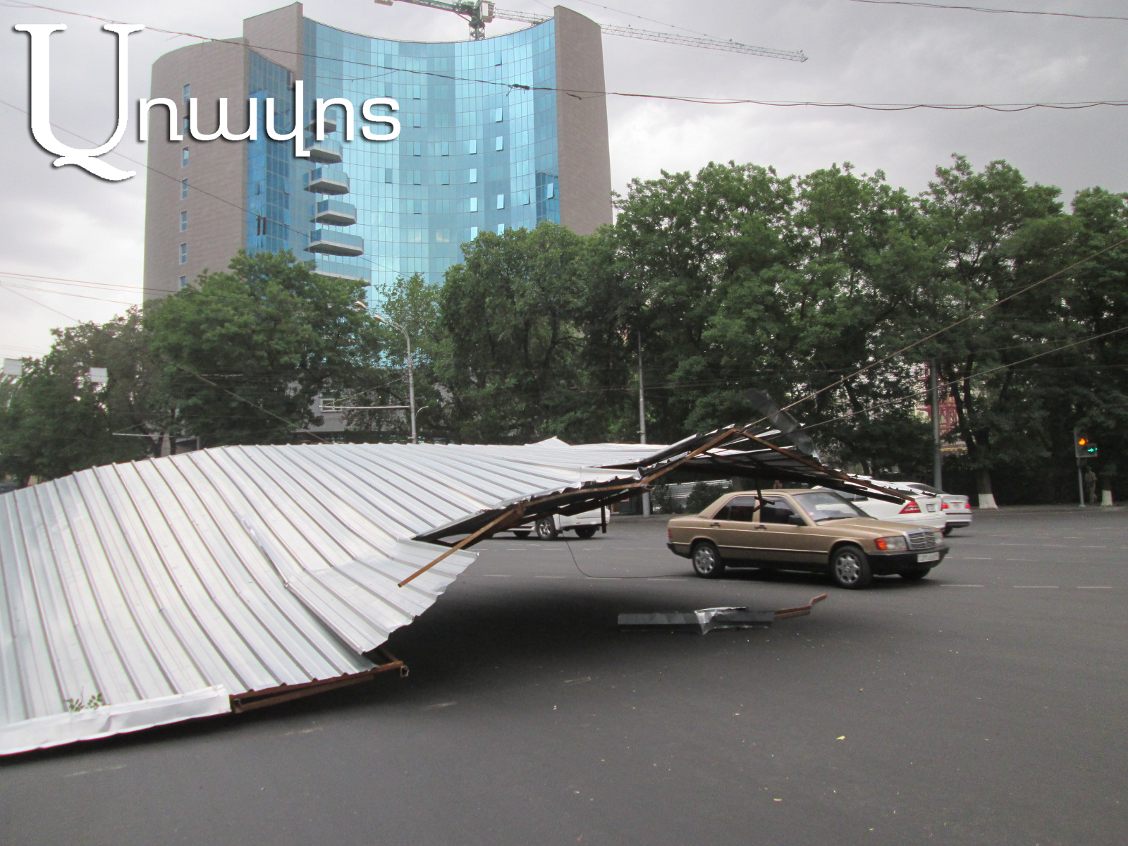 Քամին պոկեց տպարանի տանիքի մի մասը (ֆոտոշարք)