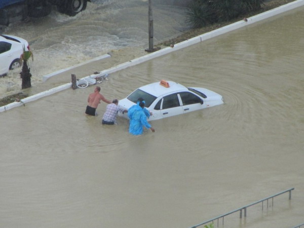 Սոչիում ջրհեղեղ է. (ֆոտոշարք եւ տեսանյութ)