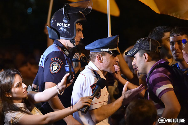 Եվս մեկ անգամ կրկնել Օսիպյանի եւ մնացած բոլոր ոստիկանների համար. «Եթե հավաքը խաղաղ բնույթ ունի…». «Ժողովուրդ»