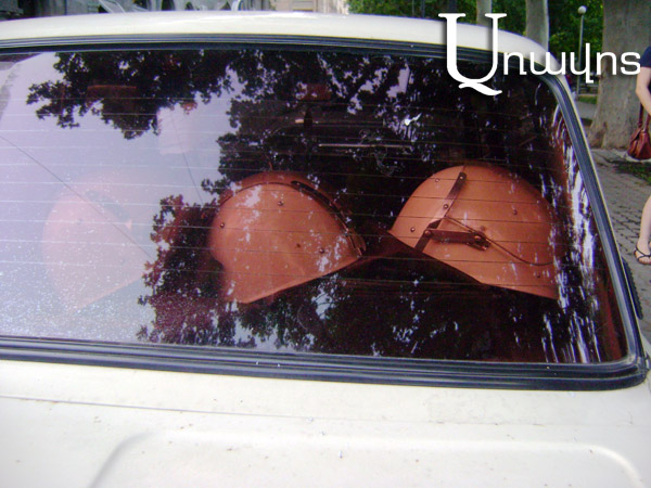 Օպերայի տարածքի քաղաքացիական մեքենաներում առկա են ոստիկանական գլխարկներ
