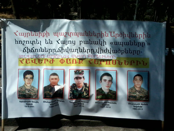 Բանակում զոհված զինվորների մայրերին թույլ չտվեցին բարձրանալ Բաղրամյան 26