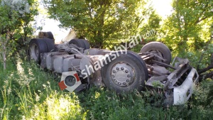 Շինանյութի Սերոժի տախտակները տեղափոխող բեռնատարը կողաշրջվել է. վարորդը տեղում մահացել է.  shamshyan.com