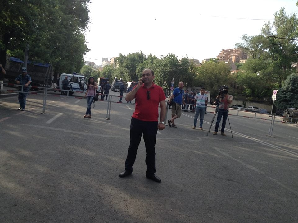 Էդմոն Մարուքյանին Բաղրամյան պողոտայի ակտիվիստները թույլ չէին տալիս անցնել անվտանգության գոտի