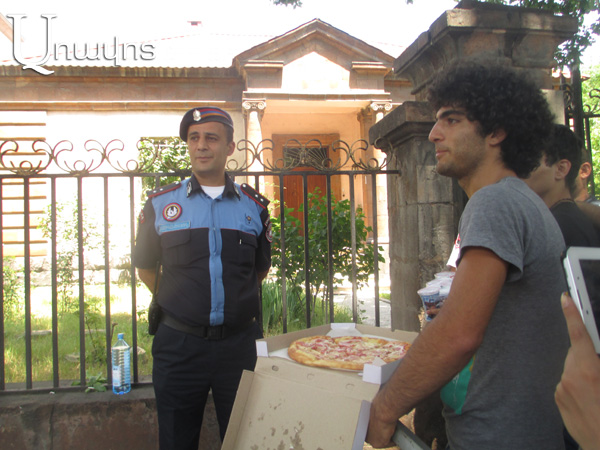Ոստիկանները չէին ուզում ուտել ակտիվիստների պիցցան՝ կերած էլ ենք, խմած էլ ենք (Տեսանյութ)