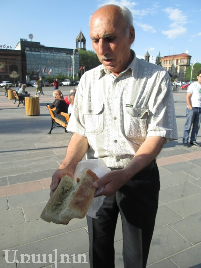 Գյումրեցի տղամարդը ցույցի էր եկել՝ կասկածելի բաղադրությամբ հացը ձեռքին (Տեսանյութ)