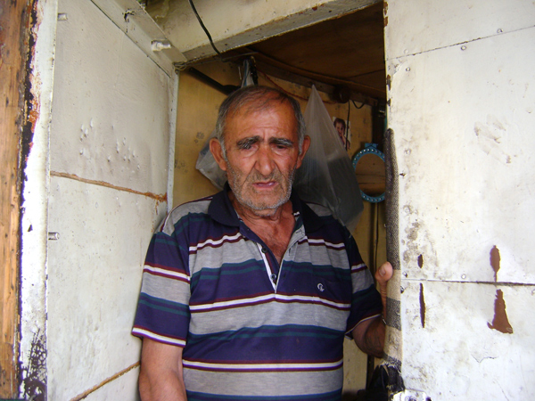 77-ամյա Իգոր Սարգիսովը կես մետրանոց «թախտին» կուչ եկած է քնում