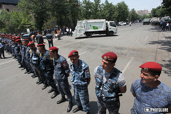 Բաղրամյան պողոտայից ոստիկանության տարածքային բաժիններ են բերվել 46 անձ. Բոլորը ազատ են արձակվել