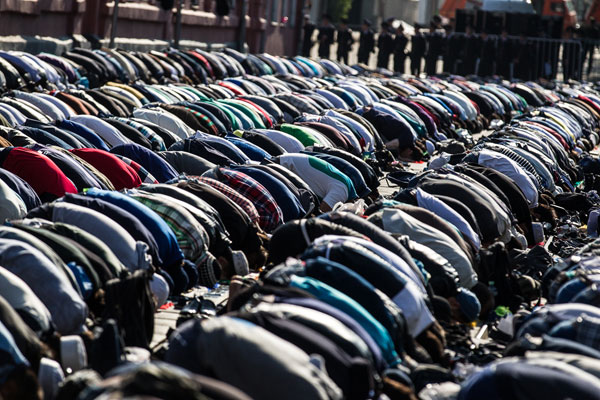Մոսկվայի փողոցները լցված են եղել աղոթող մահմեդականներով (ֆոտոշարք)