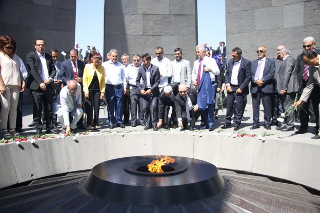Թուրք բարձրաստիճան անձինք գլուխ խոնարհեցին Հայոց ցեղասպանության զոհերի հիշատակի առջեւ