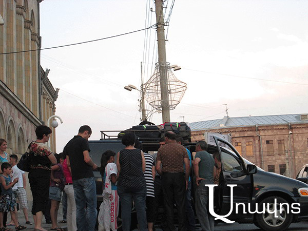 Գյումրիից փախչում են անգամ ծերերը. համատարած վաճառքի են հանված տները, վարսավիրանոցները