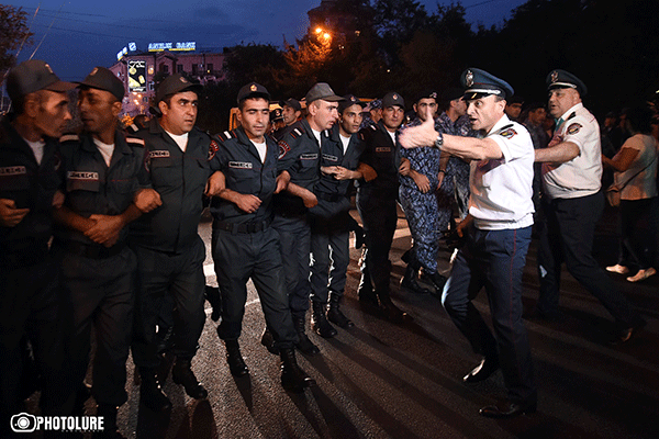 Մաքսիմ Սարգսյանը`ոստիկանությանը. «Դուք խախտում եք համակեցության պայմանները»