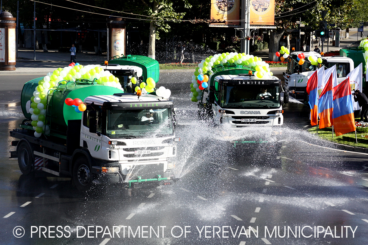«Էրեբունի-Երևան -2797 » տոնակատարության 2-րդ օրը մեկնարկել է ջրցան մեքենաների ավանդական շքերթով