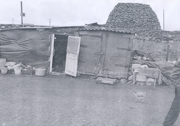 Ակունք գյուղում Նիկողոսյանի ընտանիքը  մնում է պոլիէթիլենային ծածկի տակ