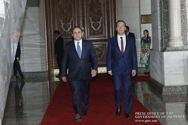 Հայաստանի և Ռուսաստանի վարչապետներն առանձնազրույց են ունեցել