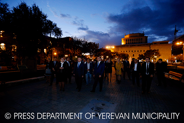 Քաղաքապետ Տարոն Մարգարյանը Դոնի Ռոստովի գործընկերոջ հետ շրջել է գիշերային Երևանում