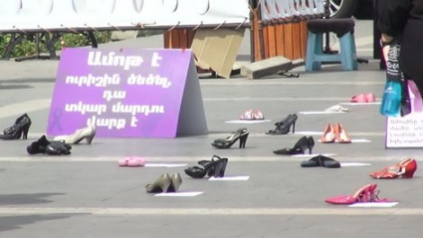 Բռնության արդյունքում մահացած կանանց խորհրդանշող կոշիկներ՝ Հանրապետության հրապարակում. «Ա1+» (տեսանյութ)