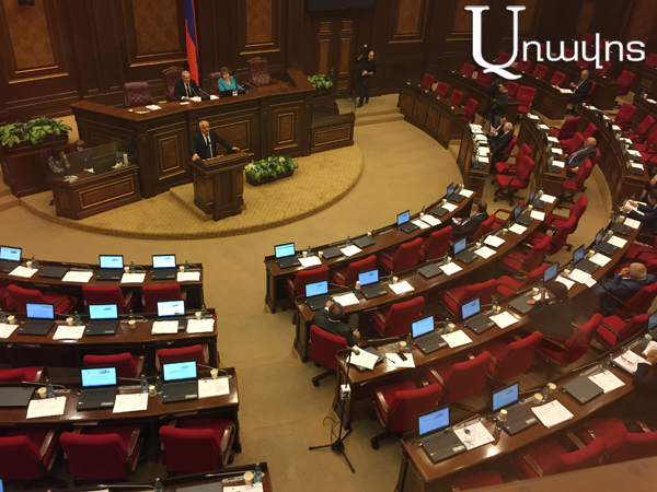 Խախտումներ՝ ԱԺ-ում. ՀՀԿ-ականների 2 ձեռքն արդեն չի բավարարում՝ ուրիշի փոխարեն քվեարկելու (Տեսանյութ)