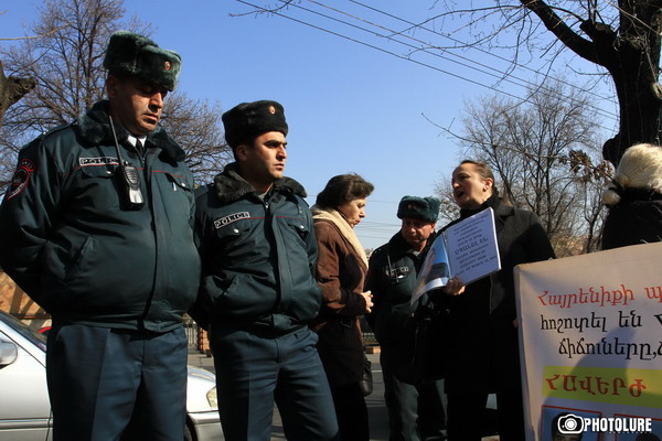 «Մինուճար տղայիս գլուխը կերան, ես ինչի՞ց հոգնեմ». սևազգեստ մայրերին այս դատարանից մյուսն են ուղարկում