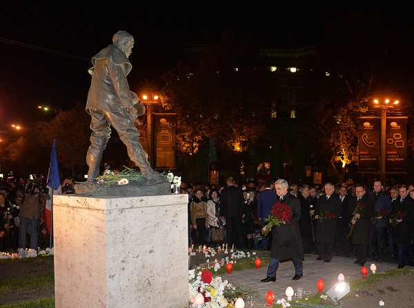 Սերժ Սարգսյանը Ֆրանսիայի հրապարակում հարգանքի տուրք է մատուցել Փարիզի ահաբեկչության զոհերի հիշատակին