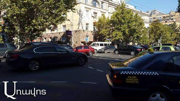 Ամիրյան-Մաշտոց փողոցները խցանվել են` պետավտոտեսուչներն էլ չկան (Տեսանյութ)