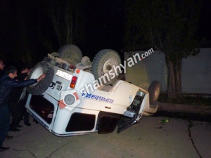 Mercedes-ը բախվել է ոստիկանական Վիլիսին. ոստիկանները տեղափոխվել են հիվանդանոց. Shamshyan.com
