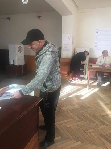 «Թրանսփարենսի Ինթերնեյշնլ»-ն ահազանգում է՝ տեղամասերից մեկում նույն մարդը երկու անգամ քվեարկել է տարբեր հագուստով