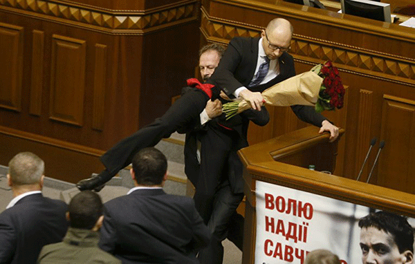 Պորոշենկոն դատապարտել է խորհրդարանում Ուկրաինայի վարչապետի հետ կատարվածը