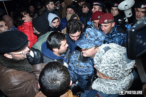 Ոստիկանությունը «Նոր Հայաստանին» թույլ չտվեց Մելիք-Ադամյան փողոց մտնել
