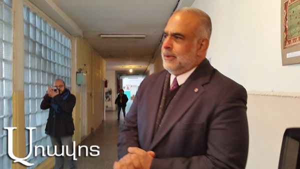 Րաֆֆի Հովհաննիսյանը քվեաթերթիկը պատռեց հանուն Հայաստանի ապագայի (Տեսանյութ)