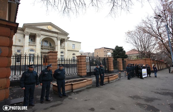 Եզդիների բողոքը հասել է Բաղրամյան 26