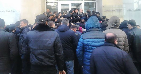 Խուճապ Ադրբեջանում. քաղաքացիները գրոհում են Բաքվի միակ բանկը դոլար եւ եվրո գնելու հույսով (Ֆոտոշարք)