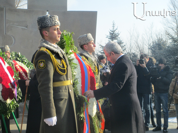 «Պարո՛ն նախագահ, Ձեզ ազնվությամբ վստահում եմ». Սերժ Սարգսյանը Եռաբլուրում լսեց իրեն գովողին (Տեսանյութ)