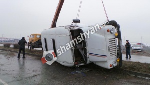 40-ից ավելի ավտոմեքենաներ մերկասառույցի պատճառով վթարի են ենթարկվել. մի քանի մեքենաներ կողաշրջվել ու գլխիվայր շրջվել են. Shamshyan.com