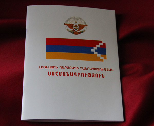 Բակո Սահակյանը ստորագրել է հրամանագիր Արցախի Հանրապետության Սահմանադրության նախագիծը հանրաքվեի դնելու մասին