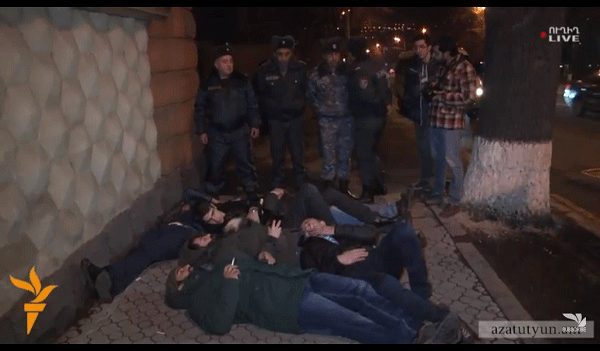 Բաղրամյան 26-ից դիմաց պառկելու համար մի քանի ակտիվիստներ բերման ենթարկվեցին