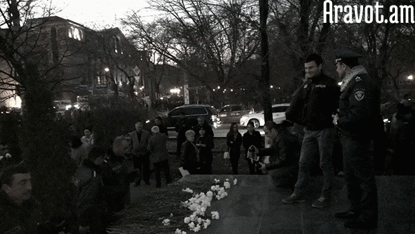 Երթի մասնակիցները եւ ոստիկանները ծաղիկներ դրեցին Մյասնիկյանի արձանին. (Ֆոտոշարք)