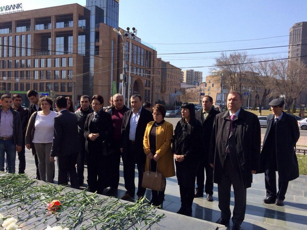Լյուդմիլա Սարգսյանը զոհվածների հիշատակը հարգելու էր եկել ԲՀԿ կուսակցության նախագահի հետ