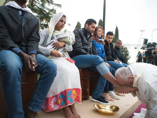 Սուրբ Զատիկի կապակցությամբ Հռոմի Պապը լվացել և համբուրել է փախստականների ոտքերը. aljazeera