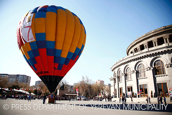 Մարտի 8. շնորհավորանքներ երևանյան երկնքում