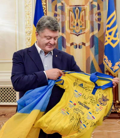Պորոշենկոն անվանական զենքեր է նվիրել Ուկրաինայի ֆուտբոլի ազգային հավաքականի ֆուտբոլիստներին. ukranews