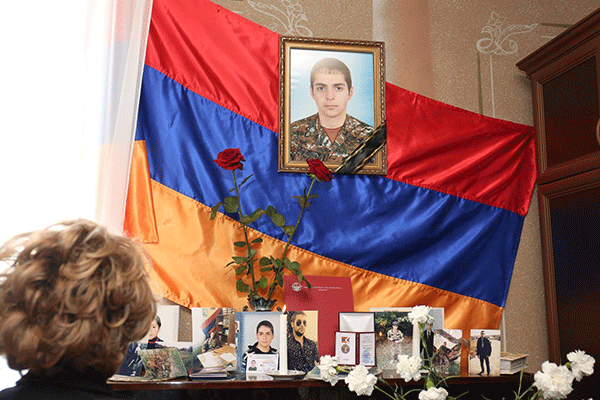 Ռուզաննա Խաչատրյանն այցելել է ապրիլյան մարտական գործողությունների ժամանակ զոհված զինծառայողների ընտանիքներին
